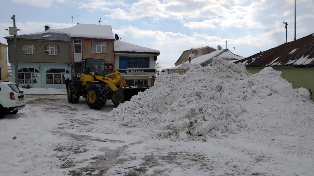 Bingöl’de karla mücadele çalışması: 179 köy yolu ulaşıma açıldı 