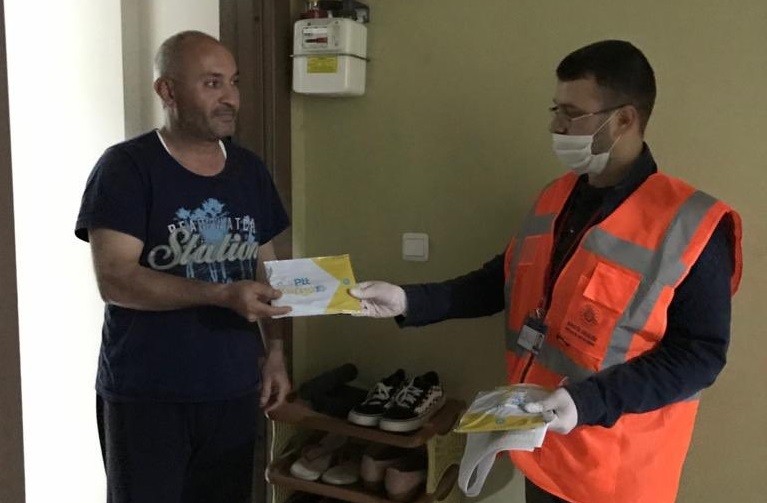 Bingöl’de maske dağıtımı 