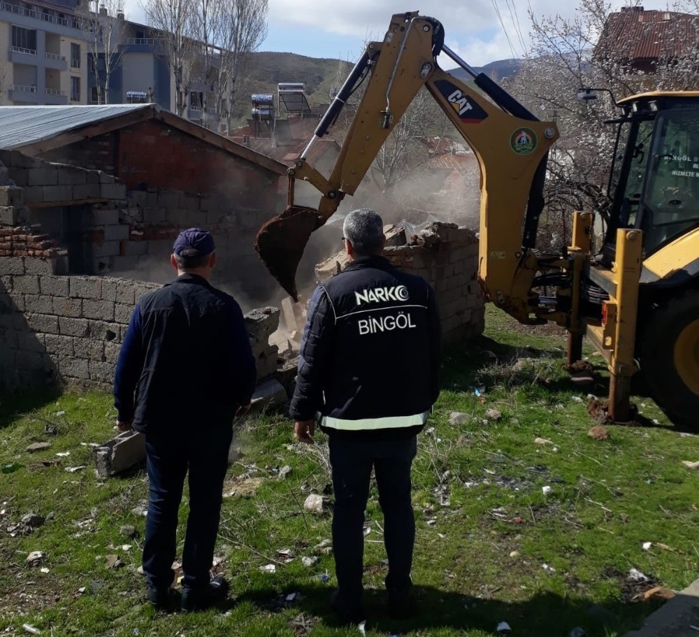 Bingöl’de metruk yapı yıkıldı 