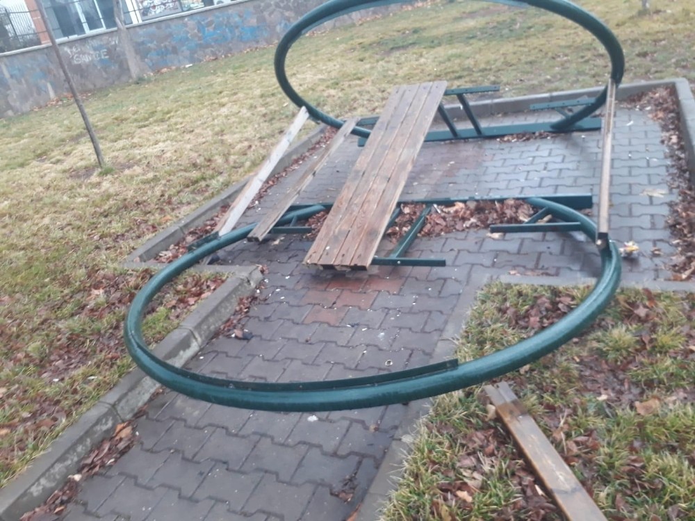 Bingöl’de parklar tahrip edildi 