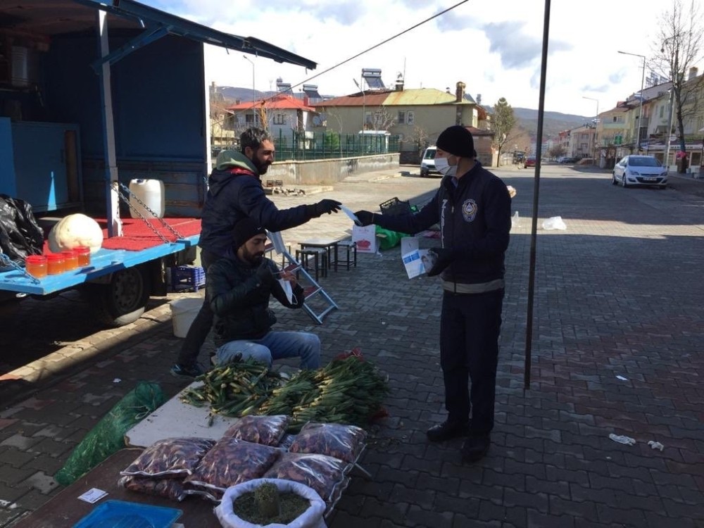 Bingöl’de pazar ve duraklarda maske dağıtıldı 