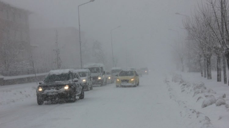 Bingöl’de şiddetli kar hayatı felç etti!
