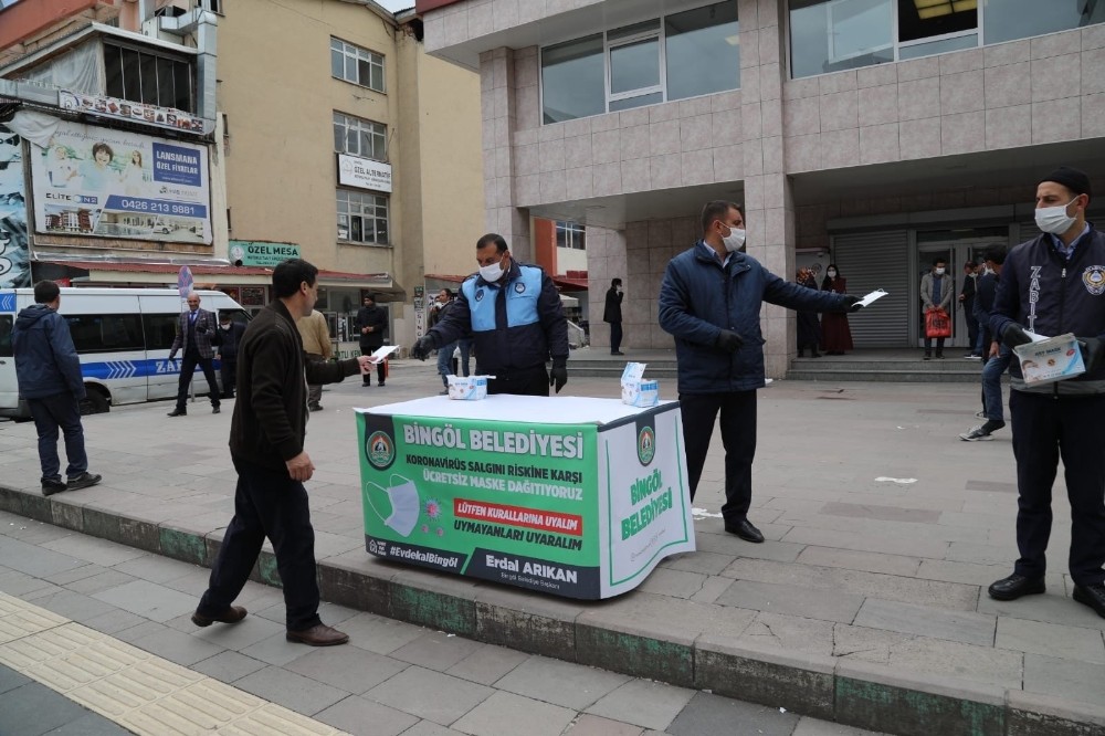 Bingöl’de sokağa çıkan vatandaşa ücretsiz maske dağıtıldı 
