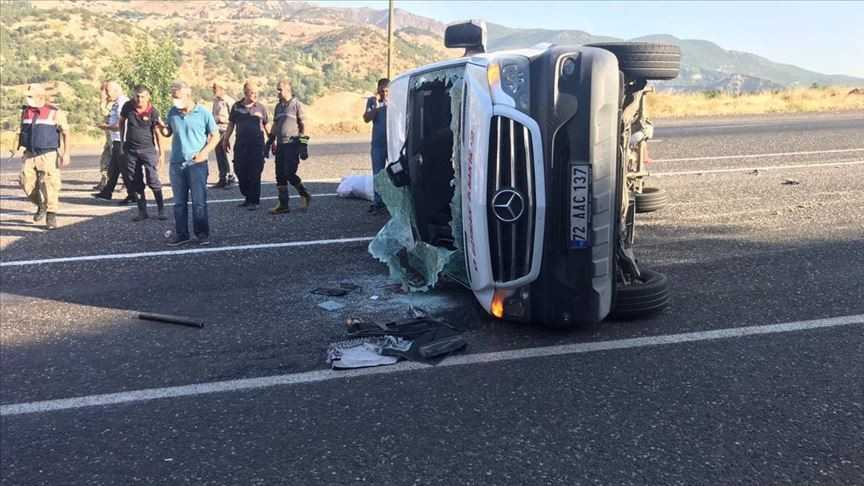 Bingöl’de tarım işçilerini taşıyan minibüs devrildi