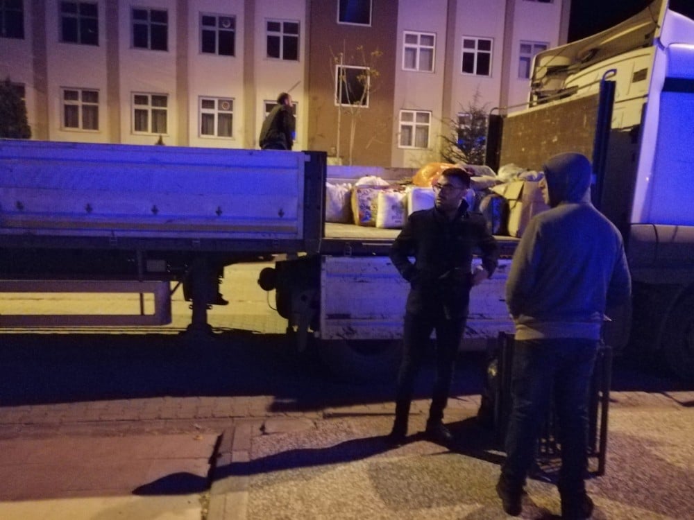 Bingöl’de vatandaşlar Elazığ’a yardım tırı gönderdi 