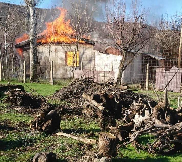 Bingöl’de yangın, baraka kullanılamaz hale geldi 