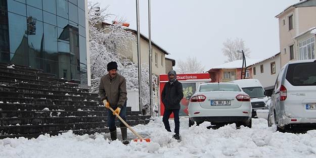 Bingöl'de yoğun kar yağışı nedeniyle 10 köyle ulaşım kesildi