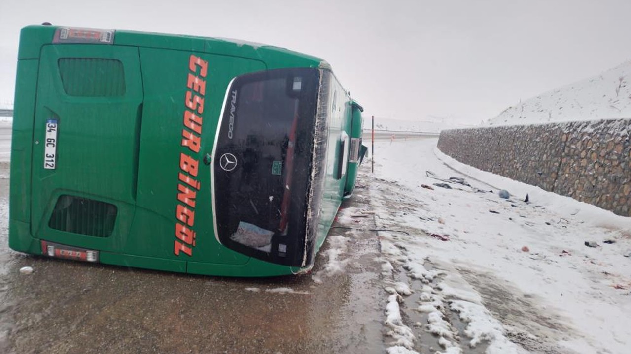 Bingöl'de yolcu otobüsü devrildi! Ölü ve yaralılar var