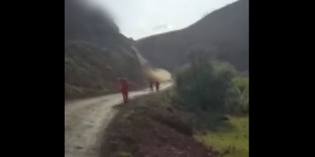 Bingöl'deki deprem sonrası bir de heyelan oldu! O anlar böyle kaydedildi
