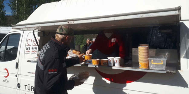 Bingöl'deki depremzedelere Kızılay'dan sıcak yemek ve çay ikramı