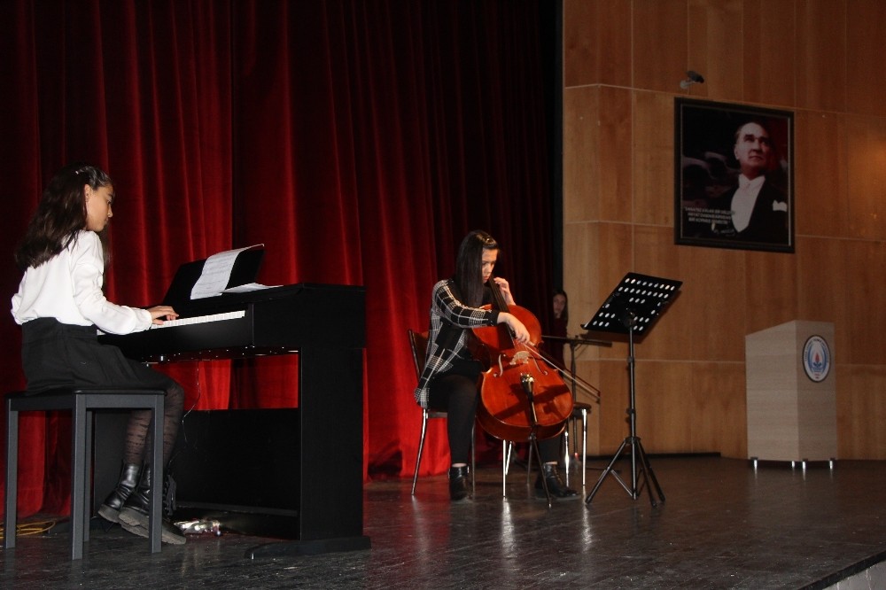 Bingöllü öğrenciler Elazığlı depremzedeler için konser verdi 