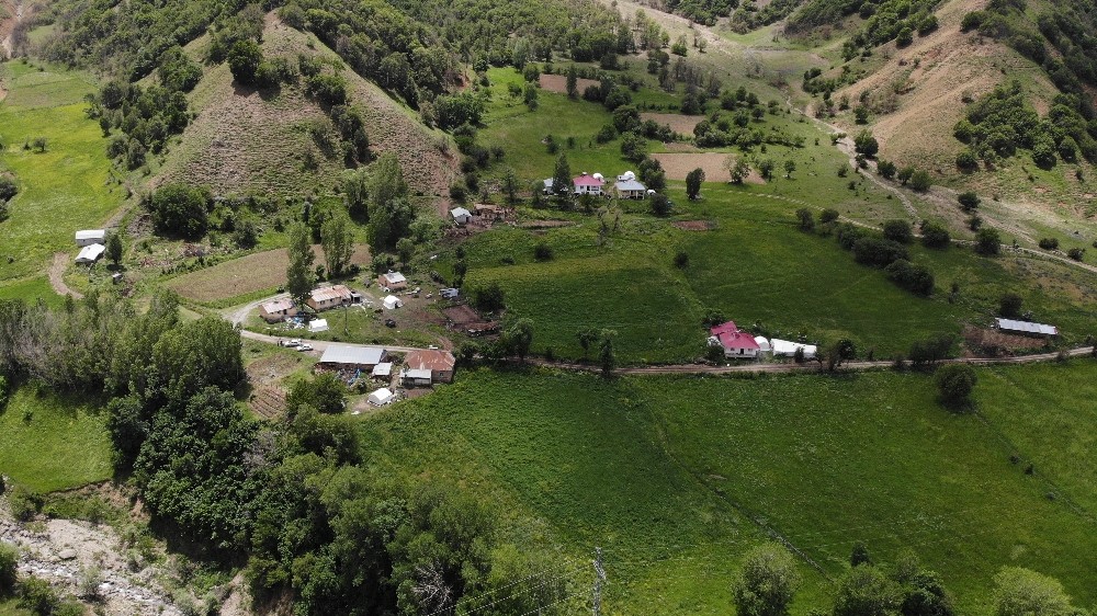 Bingöl’ün köylerinde çadırlar kuruldu, depremzedeler kalmaya başladı 