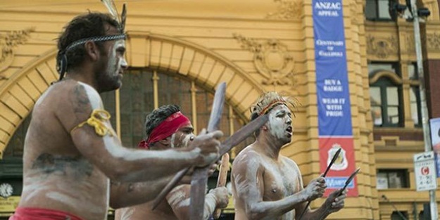 Binlerce Aborjin meydana indi