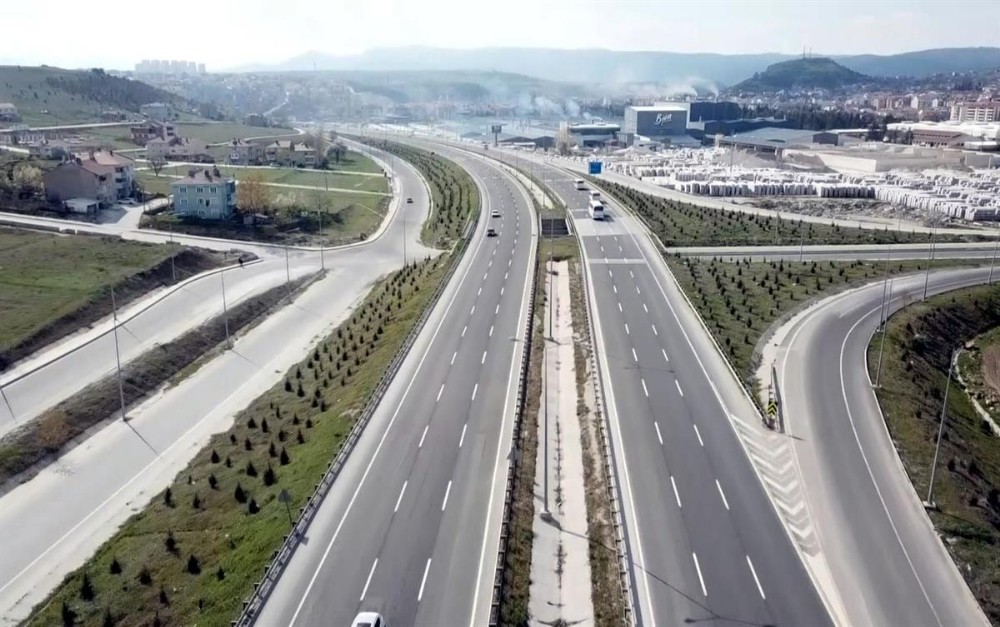 Binlerce aracın geçtiği bağlantı yolu sessizliğe büründü 