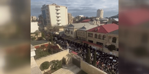 Binlerce Azerbaycanlı Rusya'ya karşı toplandı!