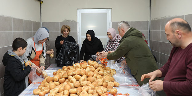 Binlerce ekmeğin yardım yolculuğu başladı! Rize'de öğretmenler, liseliler depremzedeler için günlük ekmek üretiyor