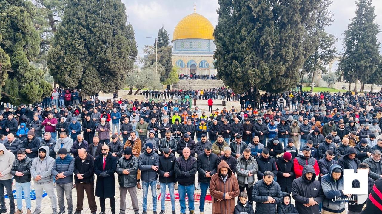 Binlerce Filistinli Cuma namazı için Mescidi Aksa’ya aktı