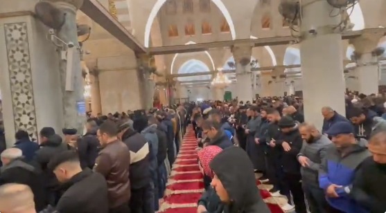 Binlerce Filistinli sabah namazını Mescidi Aksa’da eda etti