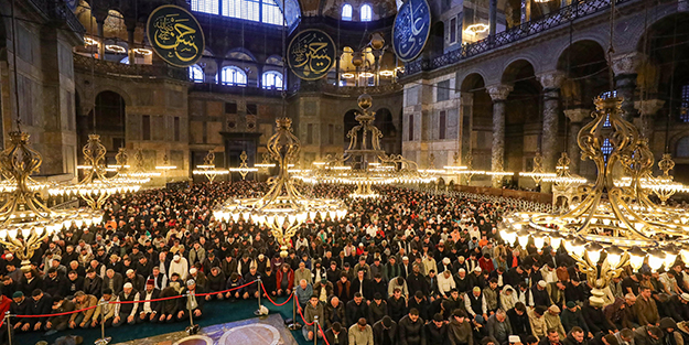 Binlerce insan akın etti! Ayasofya Camii'nde bayram namazı coşkusu
