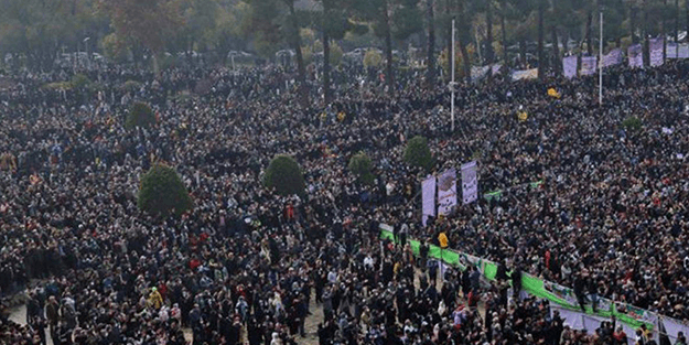 Binlerce İranlı protesto için sokaklara döküldü!