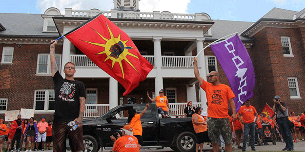 Binlerce Kanadalı isyan etti! Kiliseleri protesto ettiler