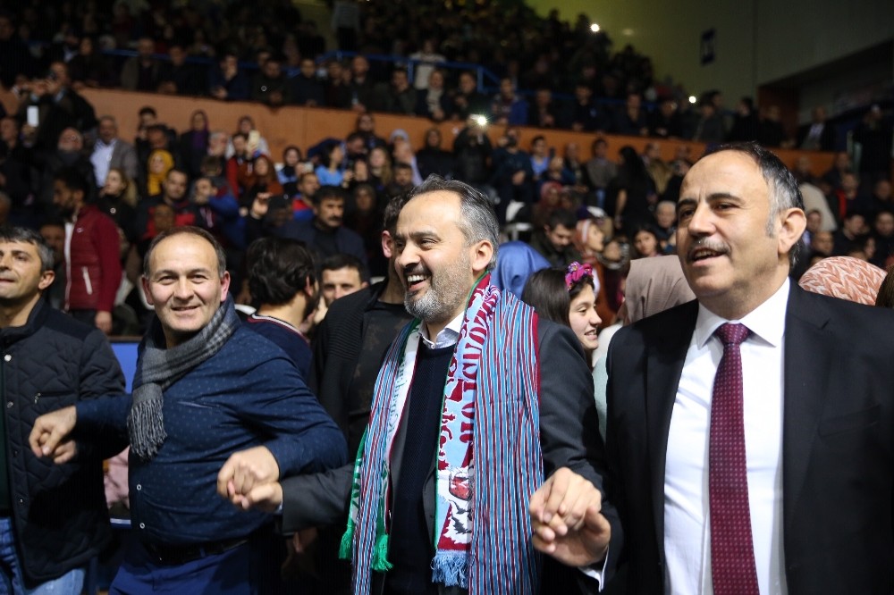 Binlerce Karadenizli’nin katıldığı gecede Alinur Aktaş rüzgarı esti 