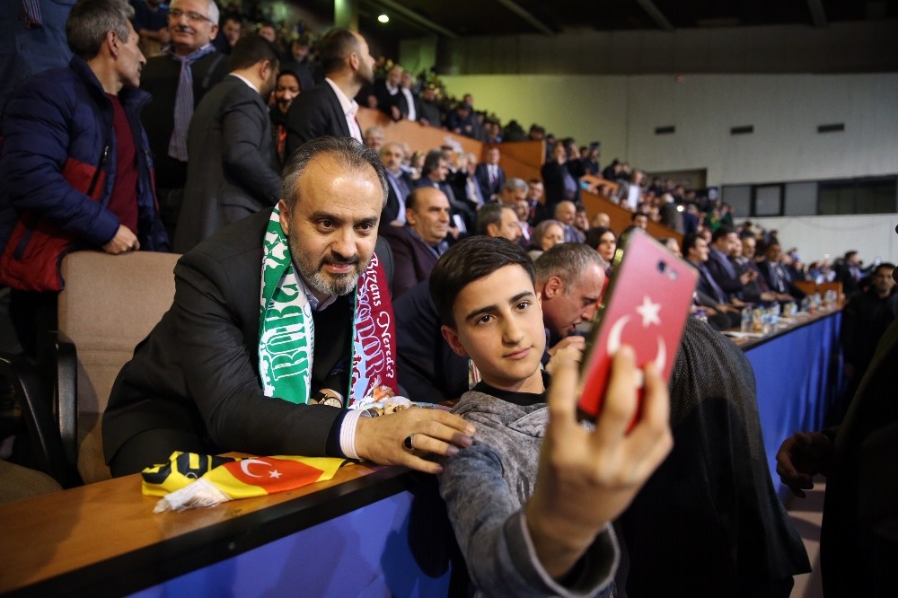 Binlerce Karadenizlinin katıldığı gecede Alinur Aktaş rüzgârı esti 