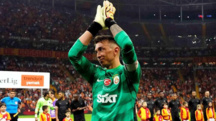 Binlerce kişi sağ bek tercihini konuşuyor! Muslera’nın en iyi 11’i sosyal medyayı salladı