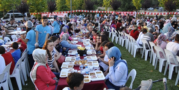 Binlerce kişi sokak iftarında buluşuyor