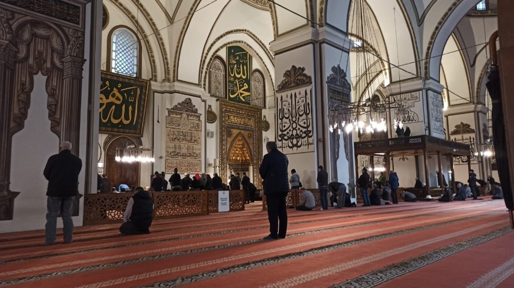 Binlerce kişinin saf tuttuğu Ulucami boş kaldı 