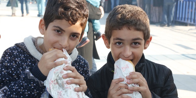 Binlerce Küçükçekmeceli balık şöleninde coştu