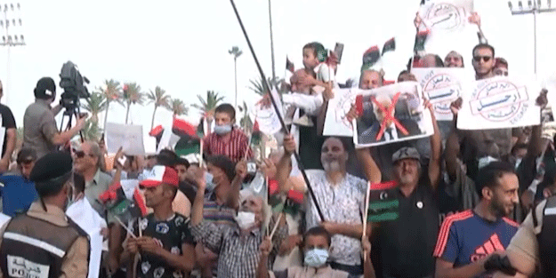 Binlerce Libyalı sokağa indi