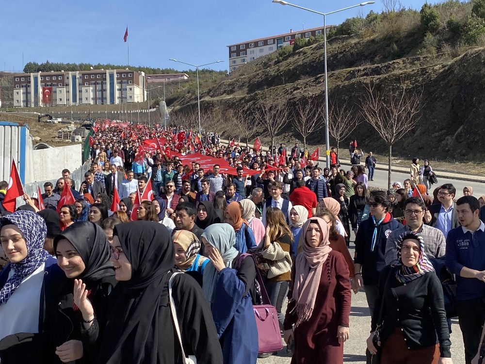 Binlerce öğrenci askere destek için yürüdü 