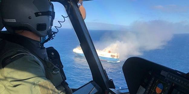 Binlerce Porshe denizin dibinde! 13 gündür sürüklenen lüks araç yüklü dev gemi battı