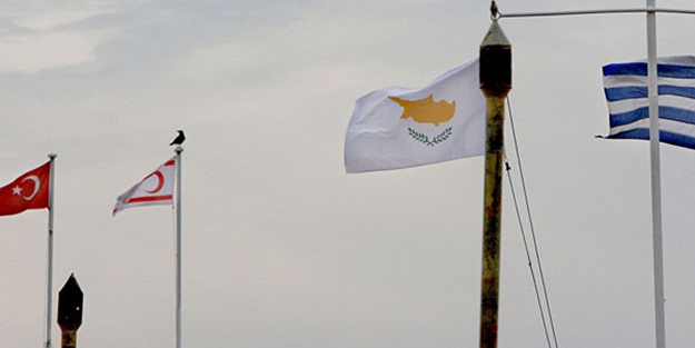 Binlerce Rum KKTC'de TL'ye akın ediyor