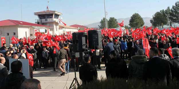 Binlerce Siirtli bugün havaalanına akın etti
