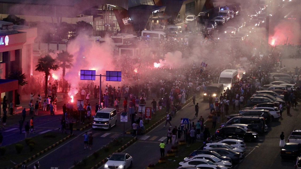 Binlerce taraftar havalimanını bordo-maviye çevirdi! Trabzon’da Salah fırtınası