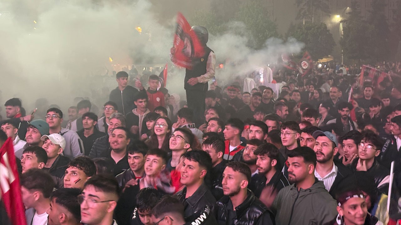 Binlerce taraftar sokaklara akın etti! Çorum’da Süper Lig coşkusu