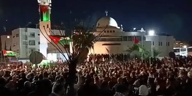 Binlerce Ürdünlü 'sınırları açın' sloganı attı!