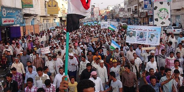 Binlerce Yemenli'den Husi çetelerine büyük protesto