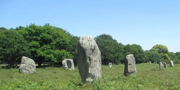 Binlerce yıl önce dikilmişti! Fransa'da beklenmedik çıkış, şaşırtan olay: 'Gizemli' taşlar yıkıldı