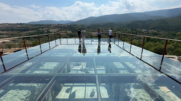 Binlerce yıl önceye ait! Bu cam teras ilgi çekiyor