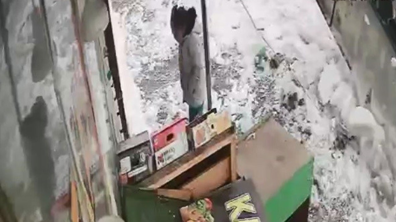 Bir adım daha atsa ölecekti! Çatıdan kopan buz kütlesi dehşet saçtı