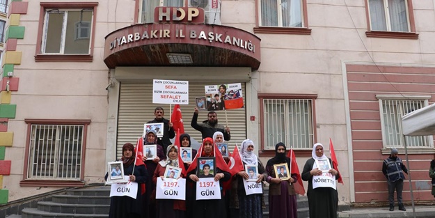 Bir ana daha evladını terör örgütü PKK'dan kurtardı