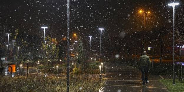 Bir anda bastırdı! Ankara'da gece kar sürprizi