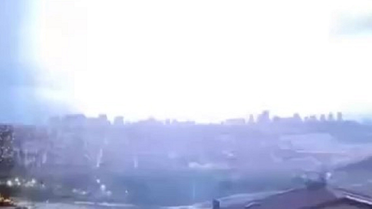 Bir anda hava sıcaklığı düştü! İstanbul'da geceyi şimşekler aydınlattı