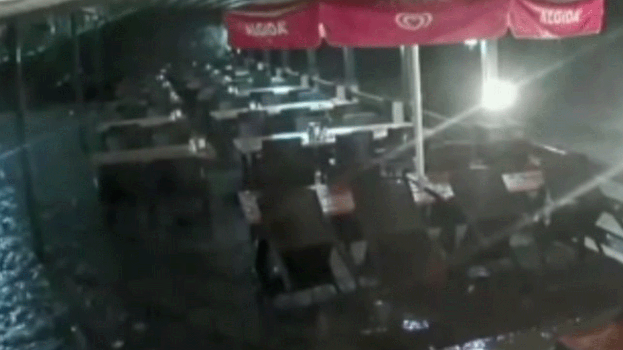 Bir anda her yer su altında kaldı: Rize'de sel böyle geldi!