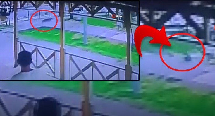 Bir anda kovalamaya başladı! Küçük çocuk kaçarken başını çöp kutusuna çarptı!