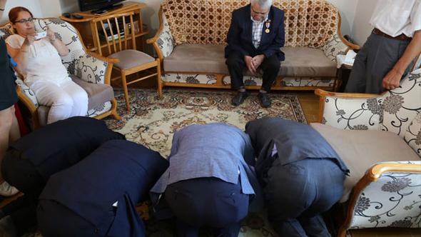 Kore gazisinin önünde eğildiler!
