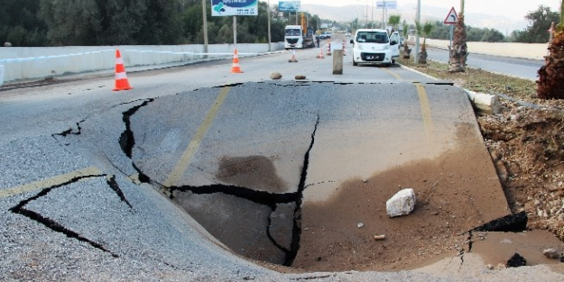 Bir anda patladı, yer yarıldı!